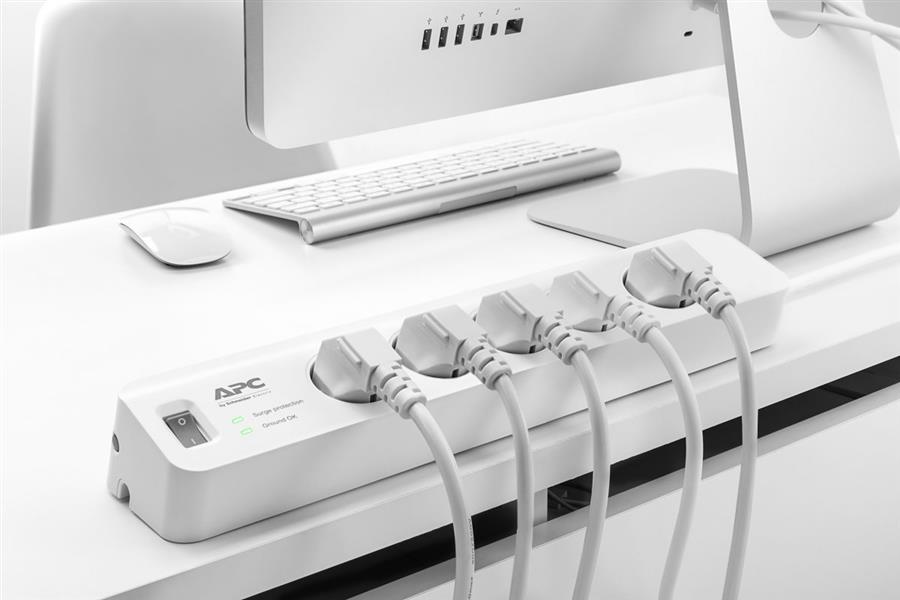 APC Stekkerdoos met overspanningsbeveiliging 5x stopcontact