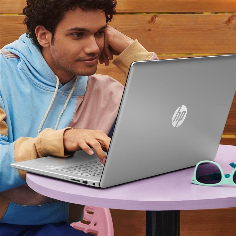 HP 17.3 F-HD IPS i5-1235U / 8GB / 512GB / W11H